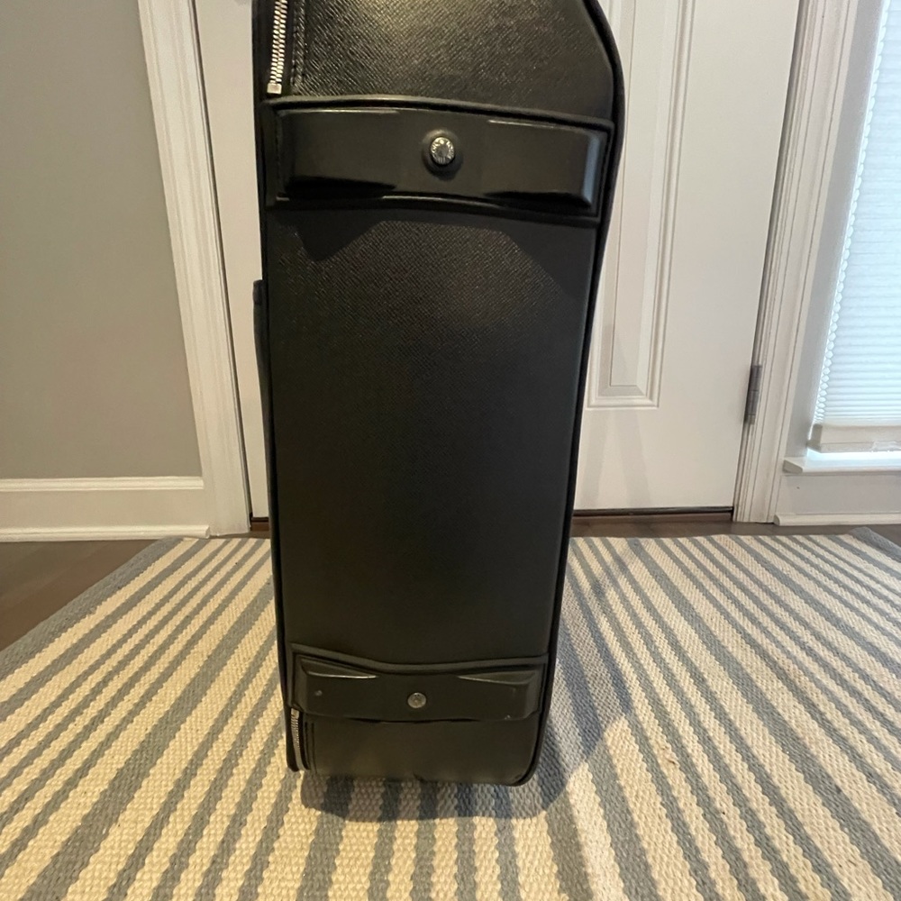 This is a Louis Vuitton travel bag black. - Picture 4 of 16
